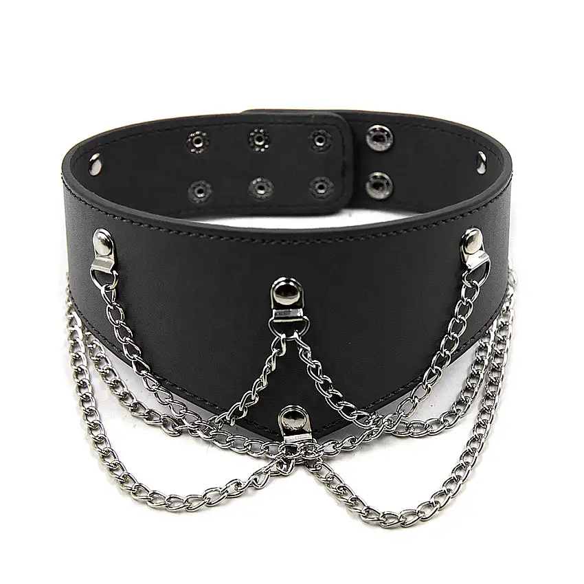 Collier décoré par des chaînes