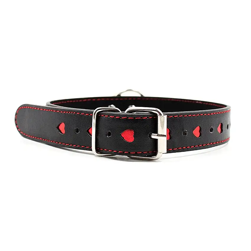 Collier noir avec coeurs rouges