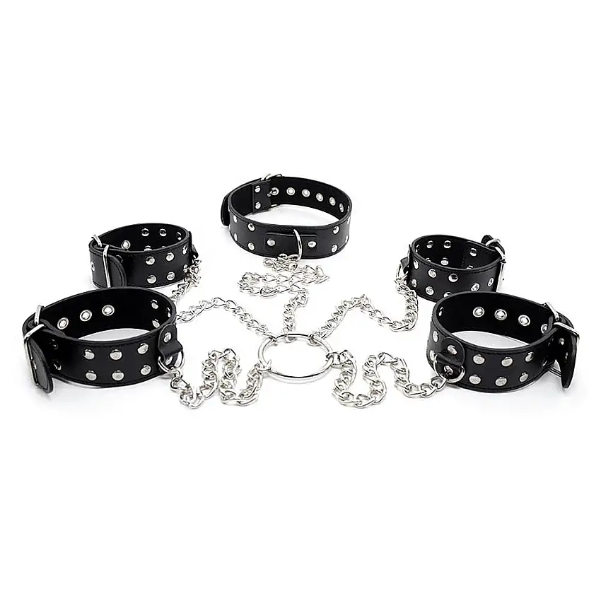 Collier et menottes avec chaînes métalliques
