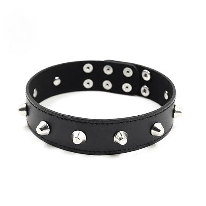 Collier ras de cou avec clous